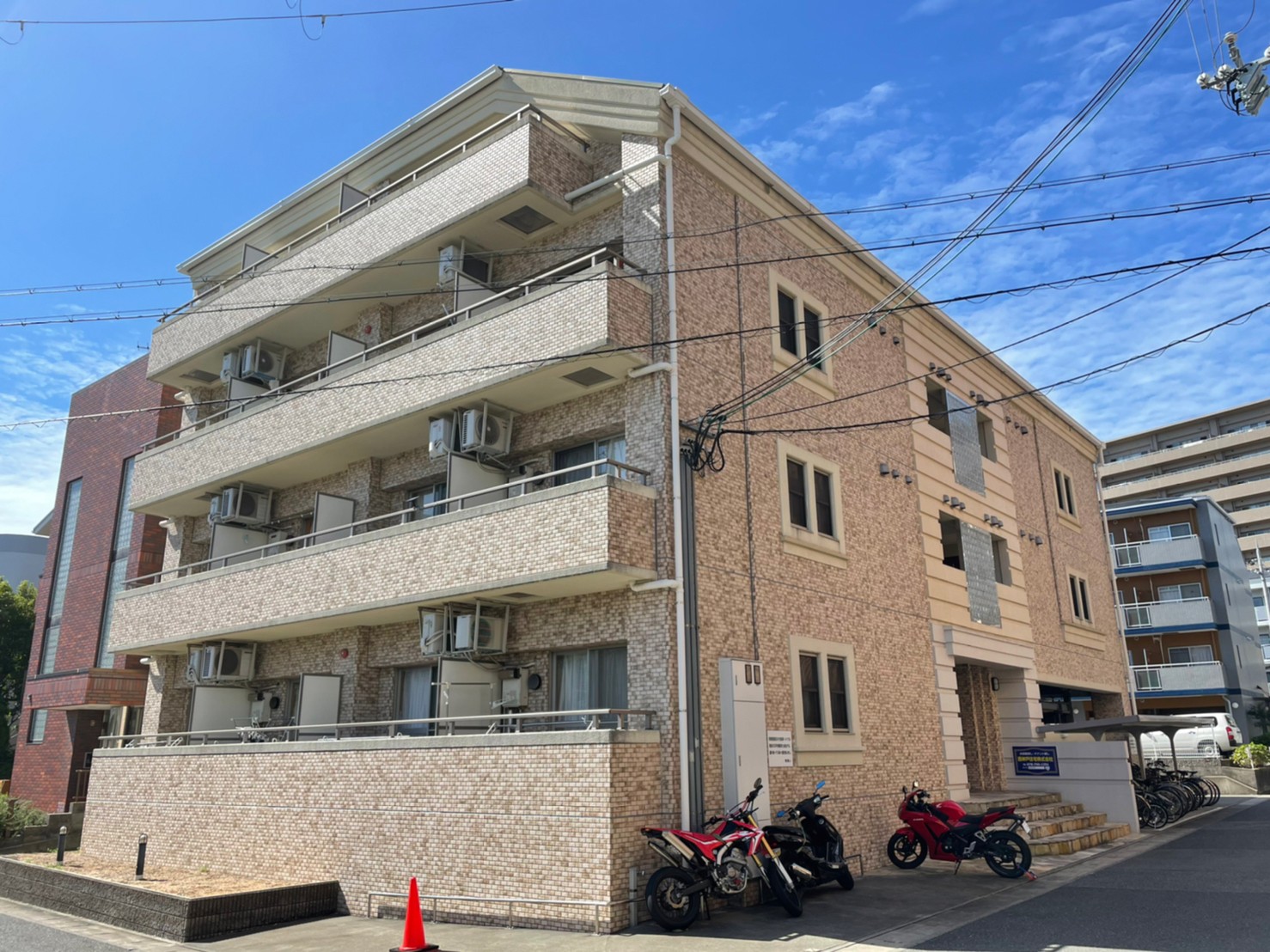 カレッジハイツ学園の建物外観