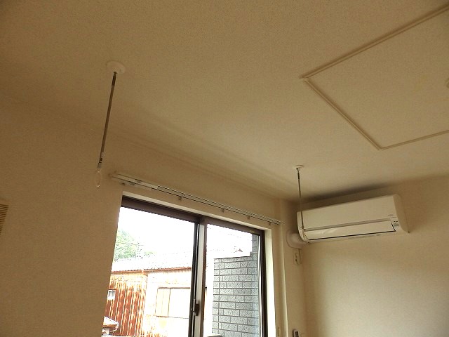 その他設備　エアコンと室内物干し付き
