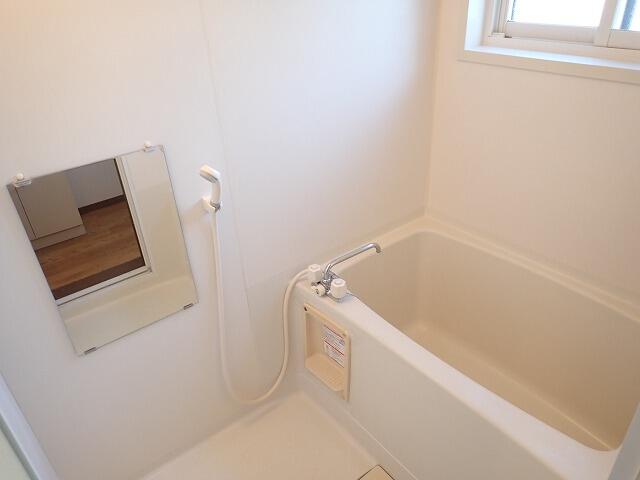 バス・シャワールーム　浴室に窓が付いています