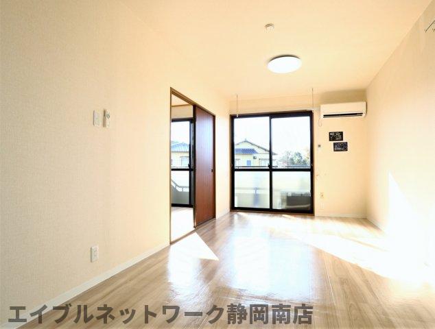 居室・リビング　日当たりの良いリビングです♪