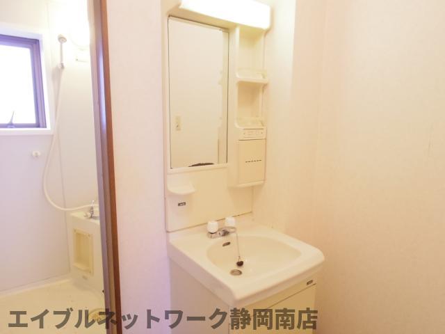 洗面設備　明るい洗面所です