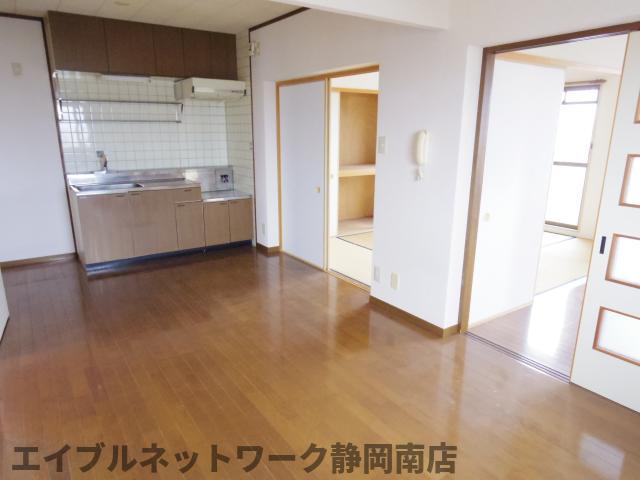 居室・リビング　こちらの居間で趣味の時間をお楽しみください