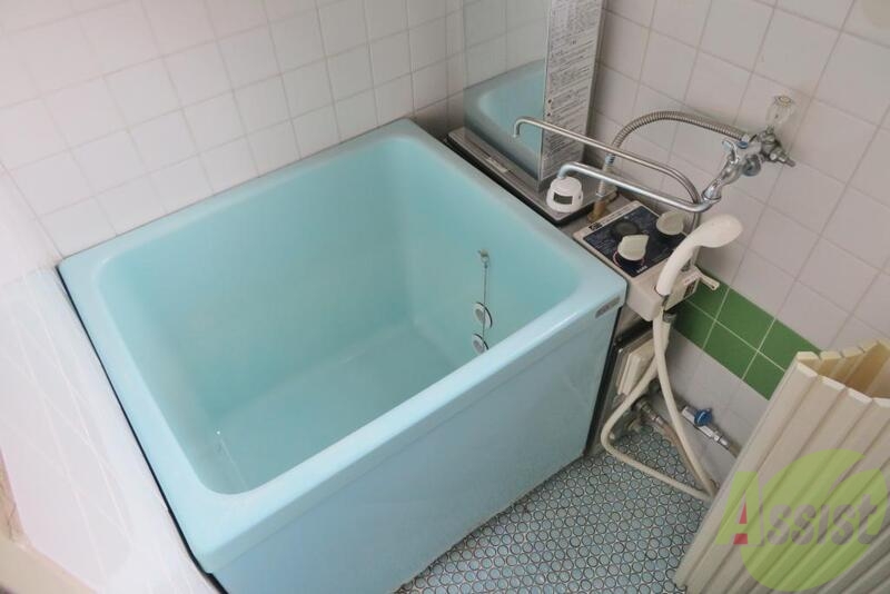バス・シャワールーム　お風呂はバランス窯という種類ですね、レトロです