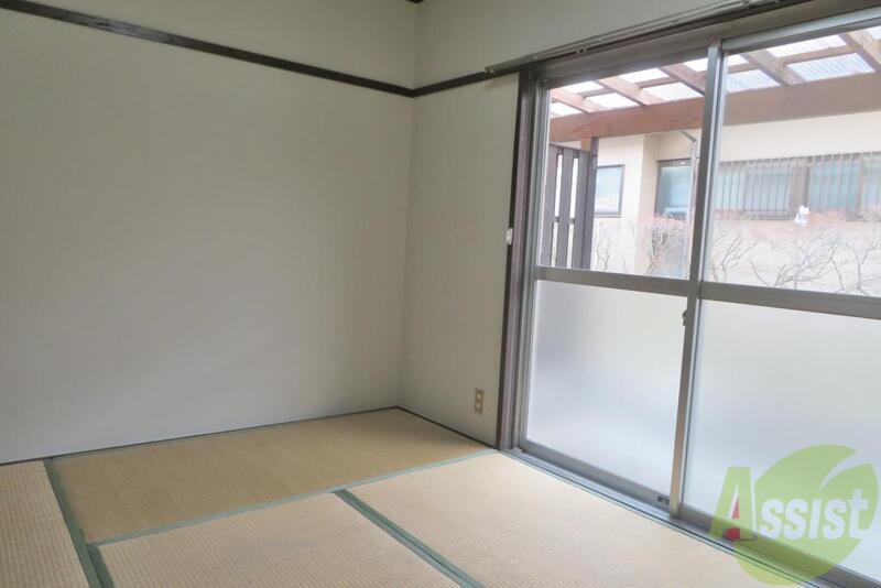 居室・リビング　１階の和室です。陽が入って気持ちよさそうですね。