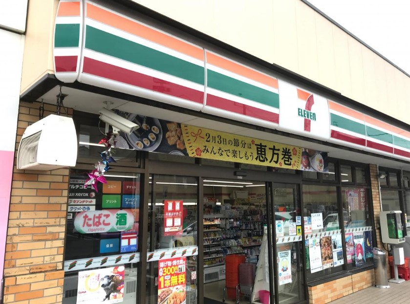 コンビニ　セブンイレブン横浜鶴ケ峰本町1丁目店（コンビニ）まで78m