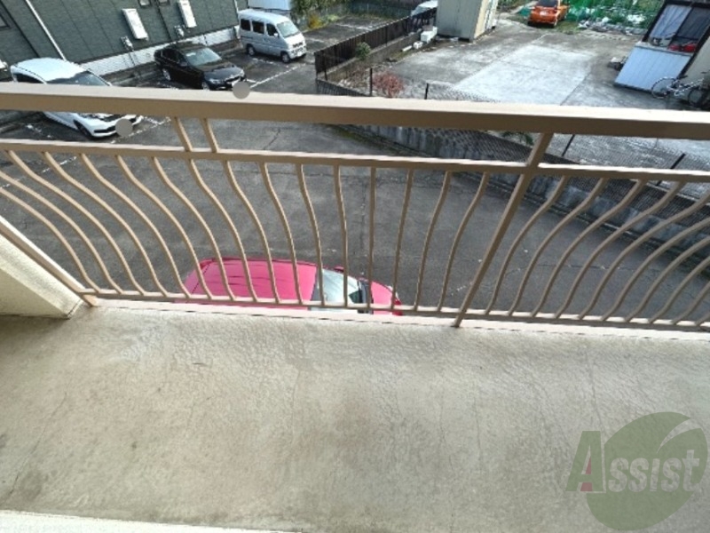 バルコニー　バルコニーが付いているので晴れた日は洗濯物が沢山干せますね。