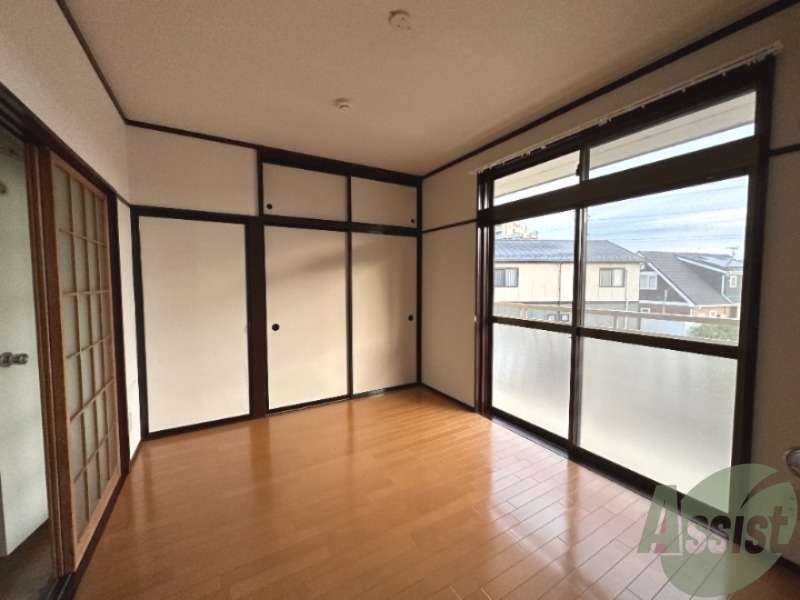 居室・リビング　南向きの大きめの窓から日差しがたっぷり入る明るいお部屋です。