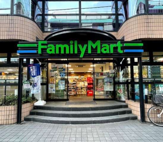 コンビニ　ファミリーマート 南青山四丁目店（コンビニ）まで214m