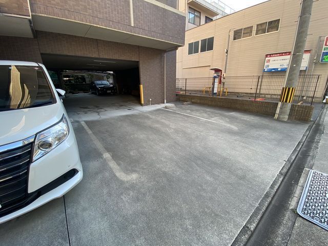 【名古屋市中村区亀島のマンションの駐車場】