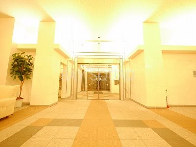 【横浜市神奈川区富家町のマンションのエントランス】