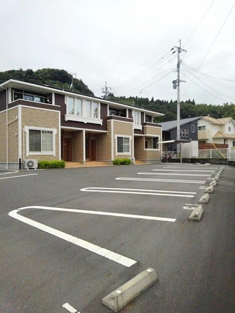 【日置市伊集院町徳重のアパートの駐車場】