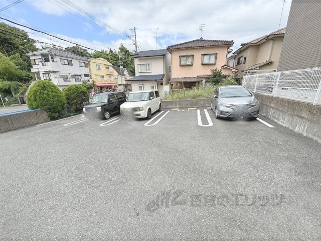 【枚方市茄子作のアパートの駐車場】