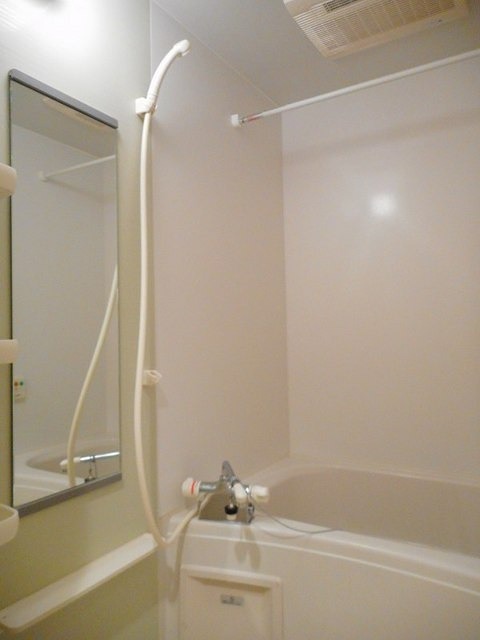 バス・シャワールーム　追焚き機能付きの浴室です。