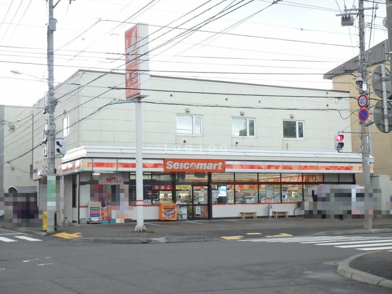 【札幌市中央区南二十二条西のマンションのコンビニ】