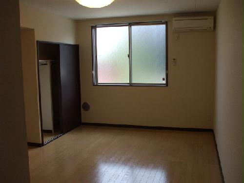 居室・リビング　1Fはフローリング、2Fはカーペットになります。