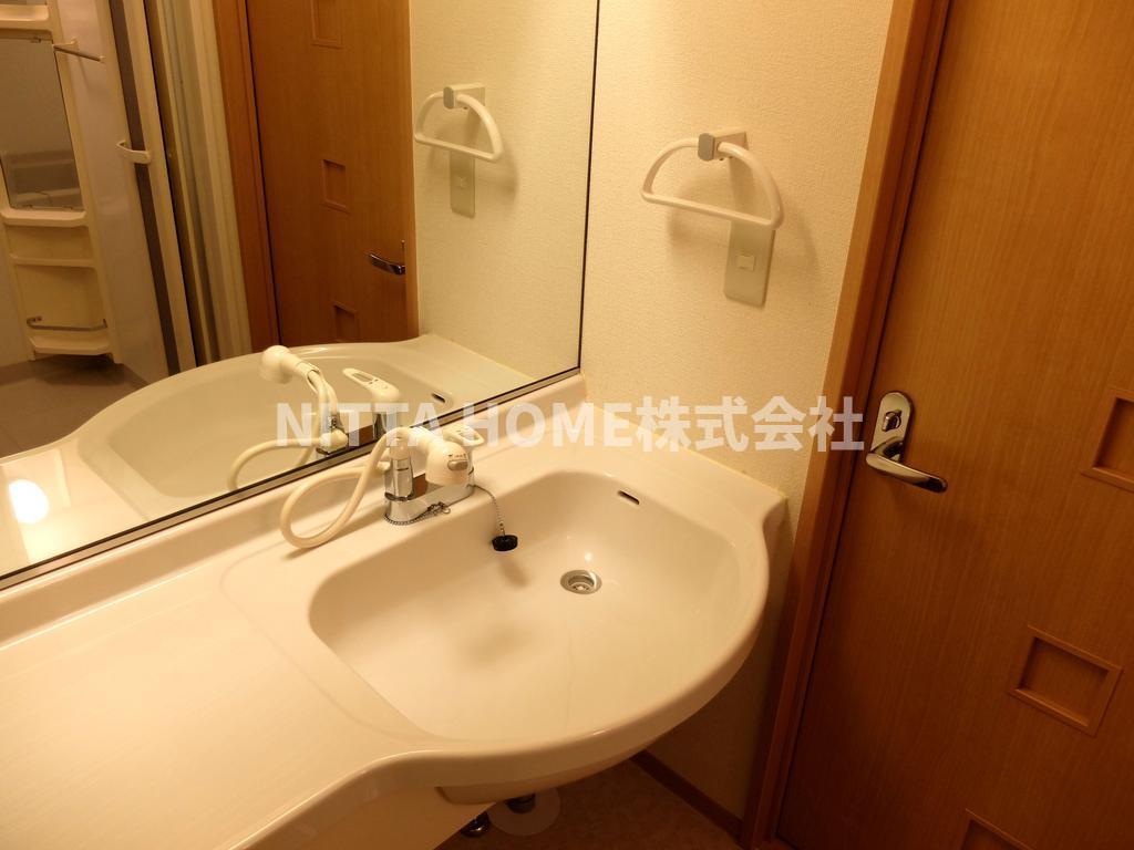 洗面設備　大きな鏡が魅力的な洗面台です！！