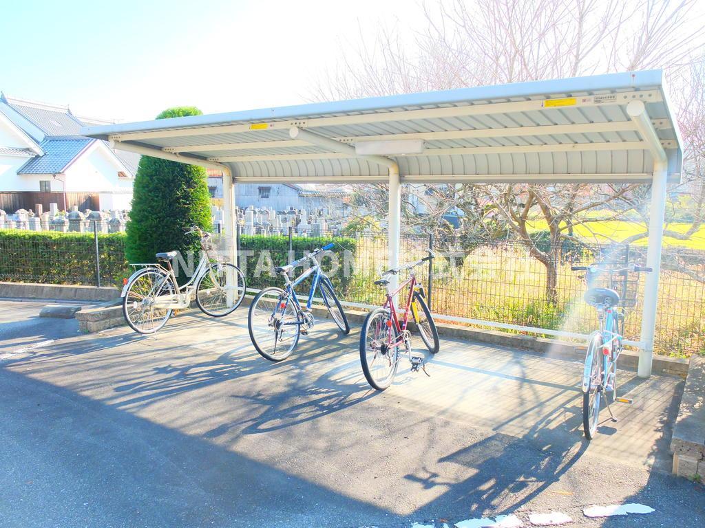 その他共有部分　屋根付き駐輪所は無料です！！
