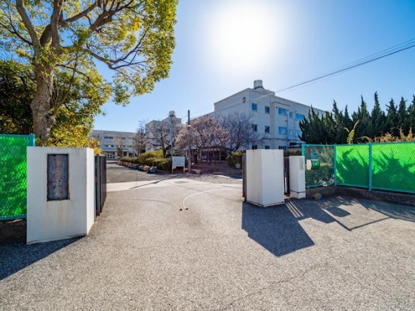 中学校　横浜市立金沢中学校（中学校）まで2698m