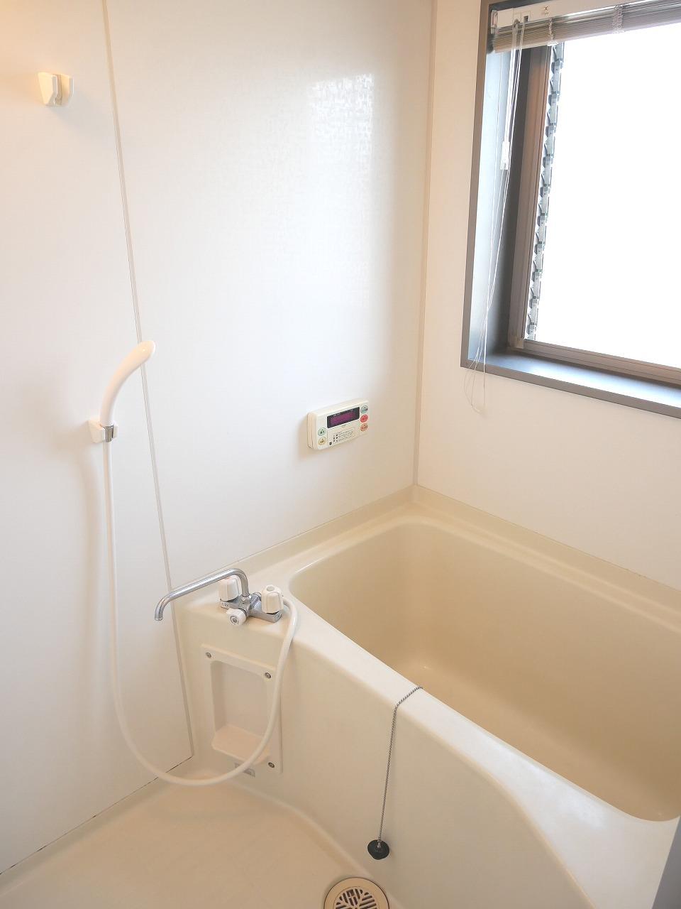 バス・シャワールーム　窓付き浴室