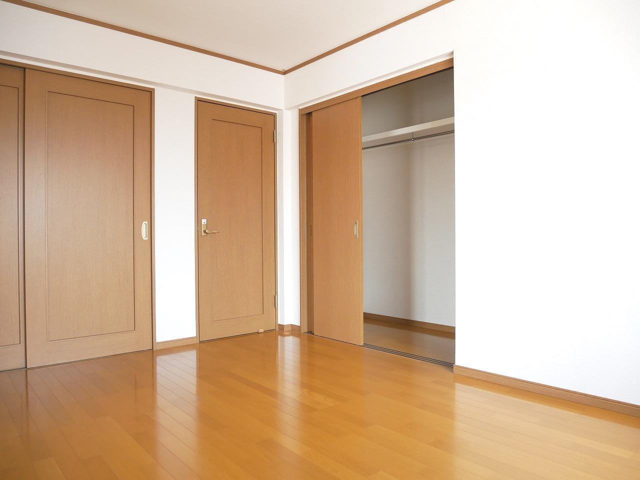 収納　ハンガーパイプ付きクローゼット