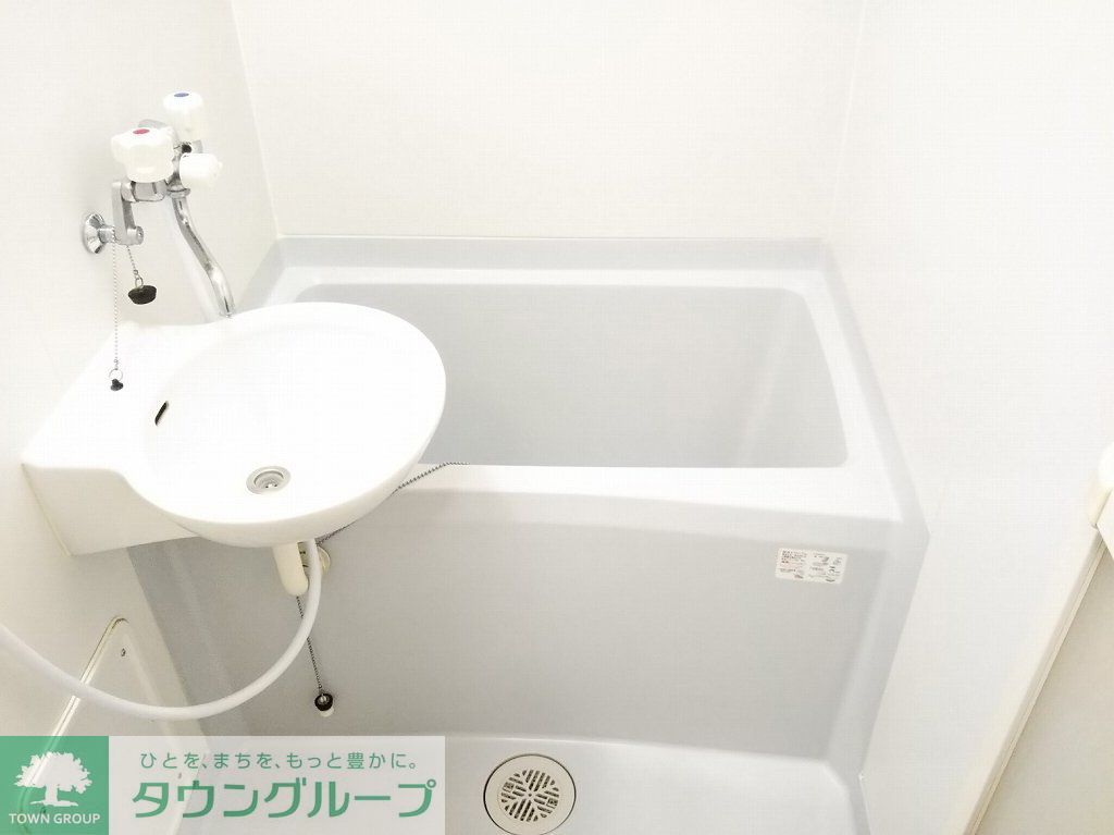 バス・シャワールーム　バス・トイレ別です。仕様が異なる場合があります。