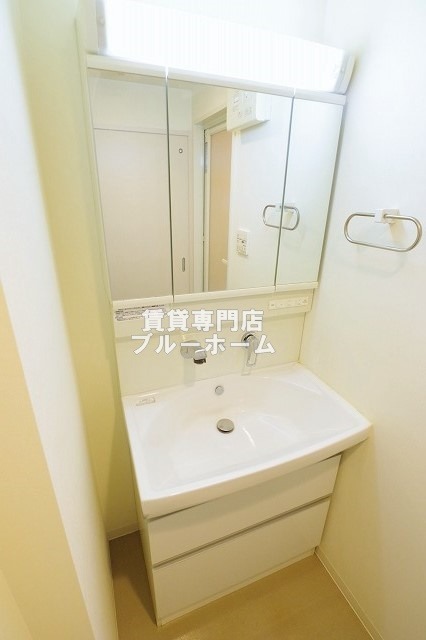 洗面設備　三面鏡独立洗面台！