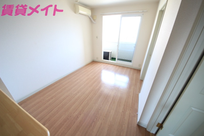 居室・リビング　同建物の別部屋写真です