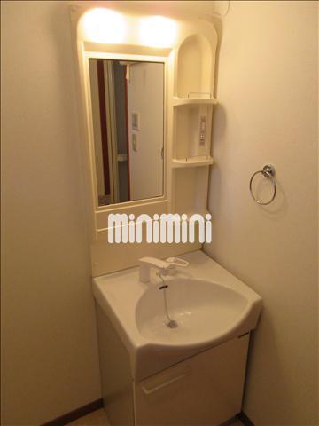 洗面設備　独立洗面台で朝の準備もらくらくです。