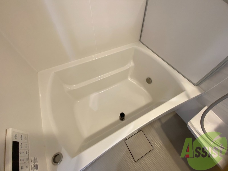 バス・シャワールーム　浴室です。バスタブが広くてゆったりできます。