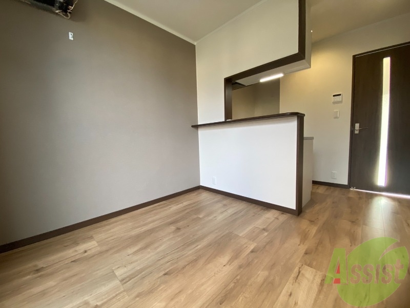 居室・リビング　こちらのお部屋にも大きな窓があり、しっかり明るいです。