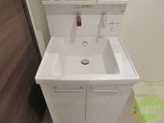 洗面設備　洗面台。朝の身支度はここでばっちり決めましょう。