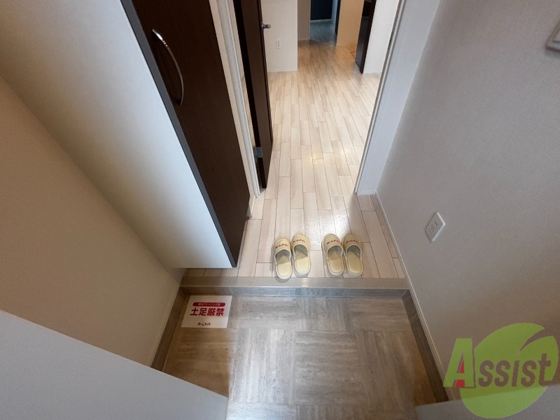 玄関　玄関からの様子です。すぐ部屋が見えないのは安心ですね。