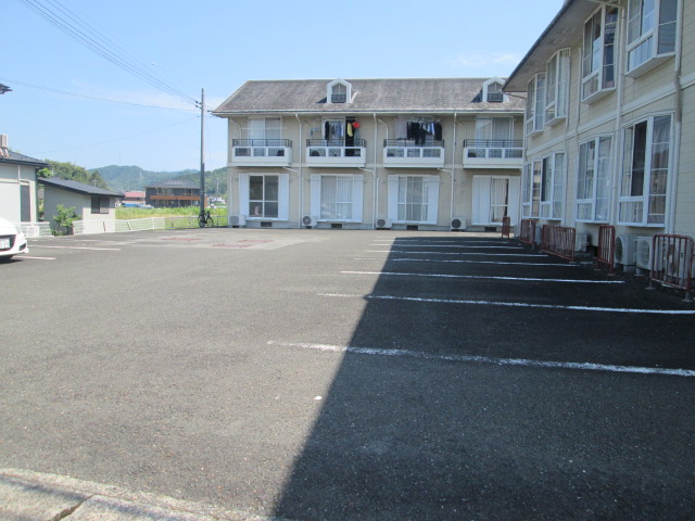 駐車場　1台3300円/月