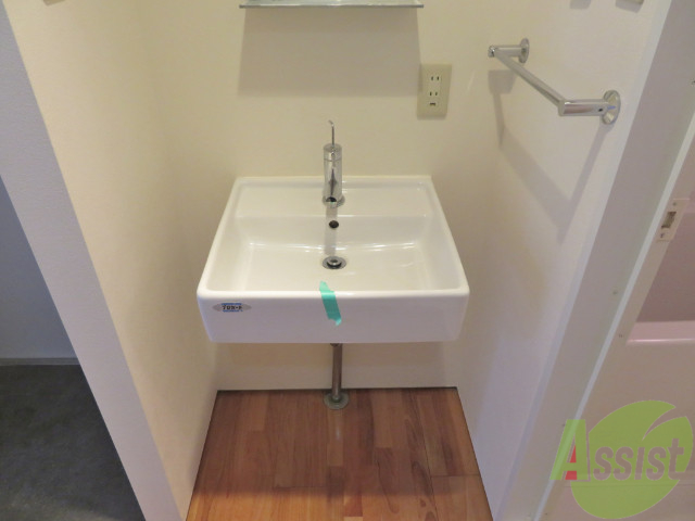 洗面設備　洗面台は独立してあるので、朝の準備に助かります。