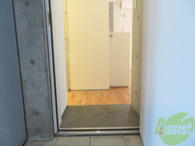 玄関　玄関はこんな感じです。何足か靴を置けそうです。