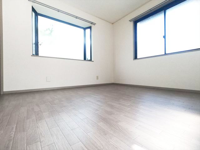 セキュリティ　大きな出窓付きの北側洋室