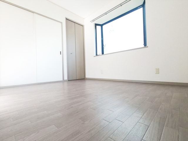 その他設備　南側の6帖の洋室です。