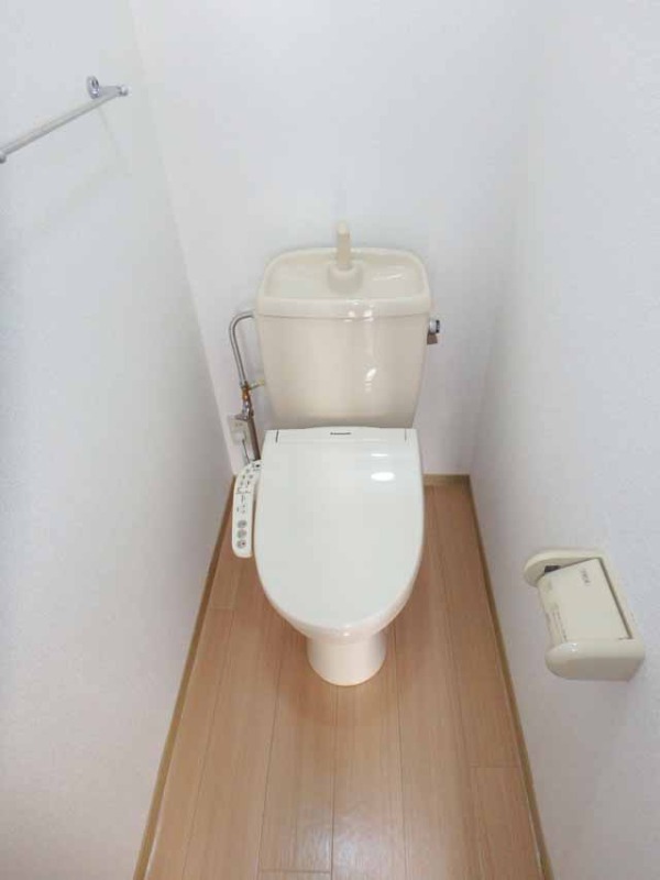 トイレ　温水洗浄便座付き♪