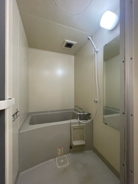 バス・シャワールーム　美装前の写真です。