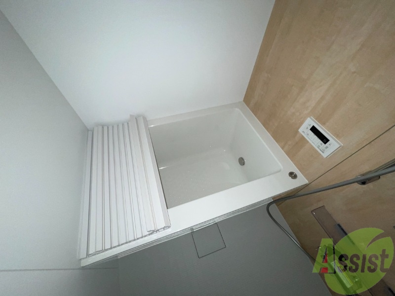 バス・シャワールーム　お風呂は広々としていて、一日の疲れもしっかり取れそう。