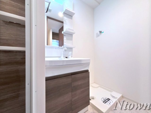 洗面設備　独立洗面台、小物を置くことができて便利です