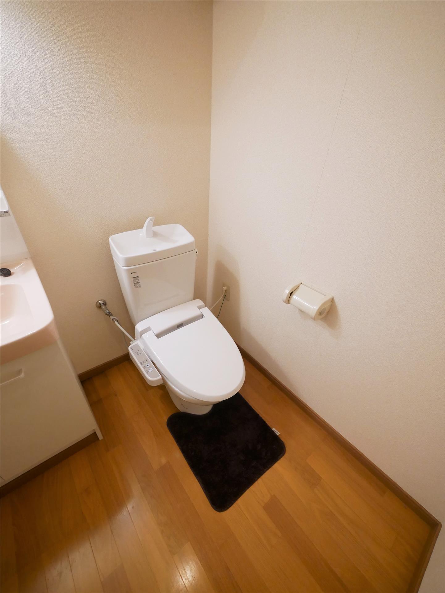 トイレ　※モデルルーム写真の為、入居時家具・備品等はついてきません※