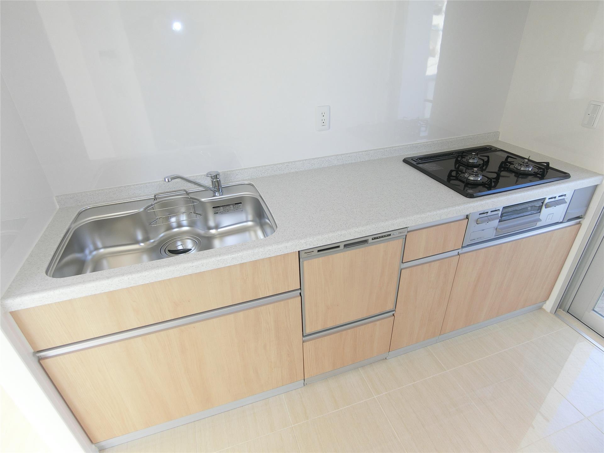 キッチン　食器洗い乾燥機・3口コンロ付きのシステムキッチン♪（同仕様画