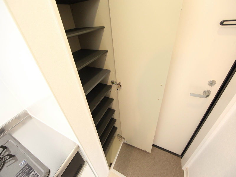 玄関　玄関　シューズボックス付（収納充実してます）