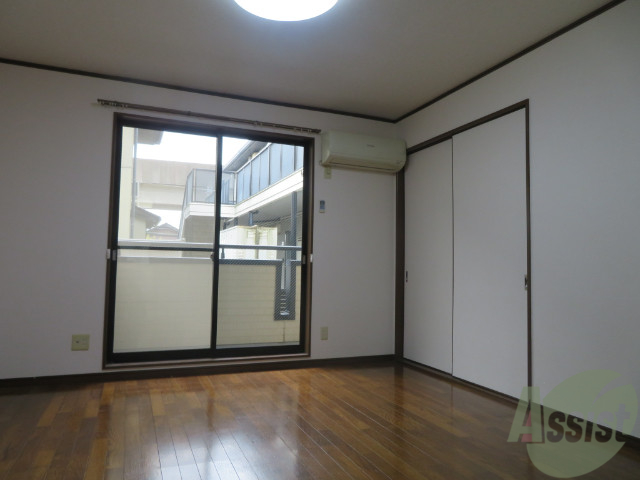 その他部屋・スペース　別の角度から洋室を撮影しました。日射しがあり明るい印象。