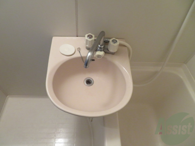 洗面設備　洗面台です。シンプルなつくりなので、お手入れしやすそうです。