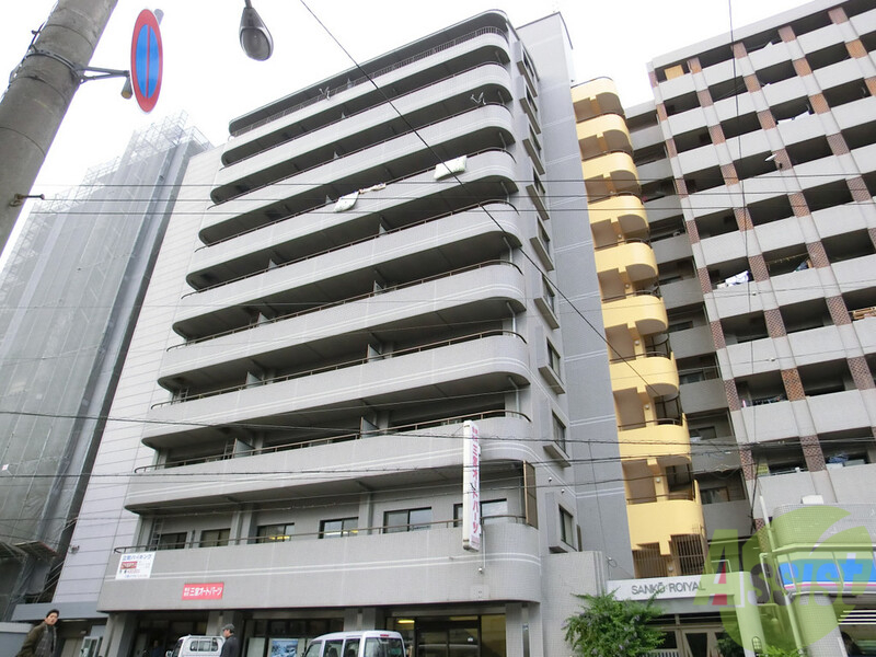 建物外観　マンション横には、すぐコンビニがあります