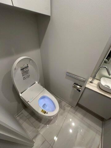 トイレ　落ち着いた色調のトイレです