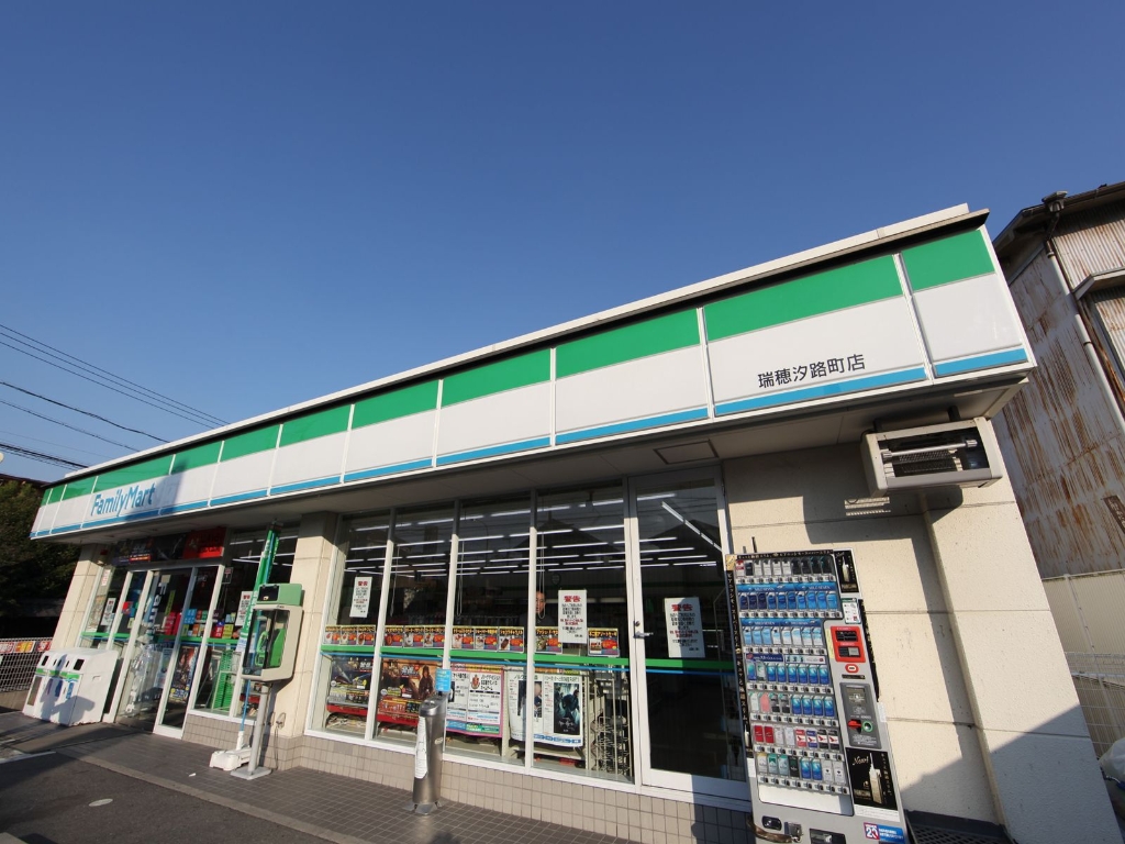 コンビニ　ファミリーマート 瑞穂汐路町店（コンビニ）まで241m