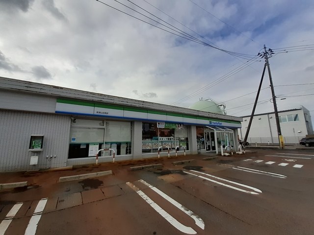 コンビニ　ファミリーマート新津山谷南店（コンビニ）まで307m